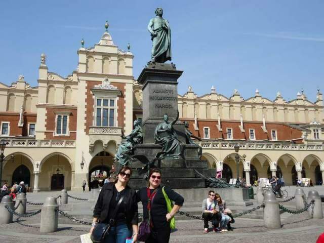 Andrea e Alba, na Praça Central, com a estátua de Adam Mickiewicz, escritor e herói nacional (Arquivo pessoal)