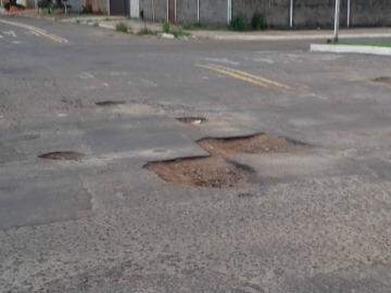 No Tiradentes, dá para ver que que buracos foram tampados, mas que outros já apareceram (Wendy Tonhati)