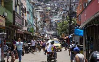 Favela da Rocinha viveu verdadeiro clima de guerra na luta pelo controle do tráfico, em 2004 (Reprodução)
