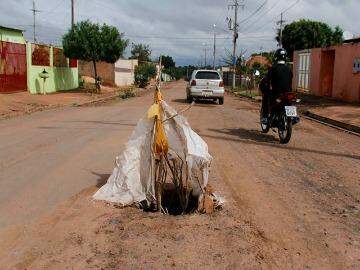 Rua Jerônimo de Albuquerque, no Nova Lima. Sem asfalto e com um buraco no meio da via (Cleber Gellio)