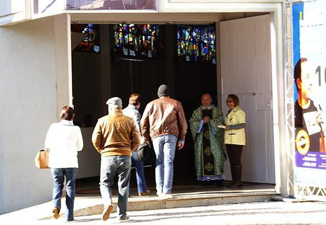 Fiéis chegam a Igreja Santo Antônio (Luiz Alberto)