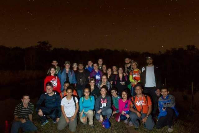 Turma reunida sob um fantástico céu de estrelas (Divulgação)