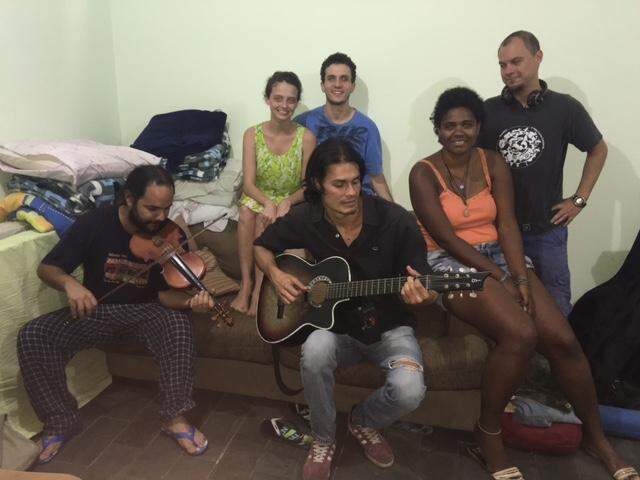 Na casa de Tainá, o clima é de festa com os visitantes (Guilherme Cavalcante/Midiamax)