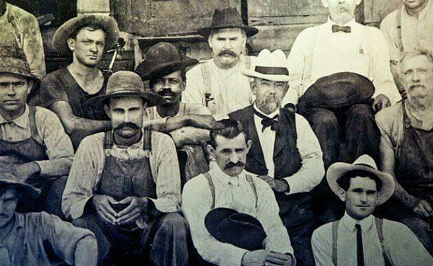 Escravo Nearis Green (no centro) é um dos criadores de bebida famosa / Foto: Reprodução