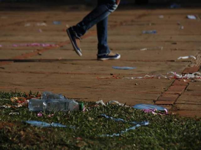 Lixo chamou a atenção de quem passava pela região central neste sábado - Foto - Cleber Gellio/Midiamax