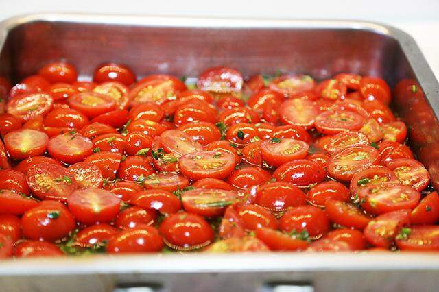 Tomatinhos ficam cerca de 1 hora no forno / Foto: Na Minha Panela/Divulgação