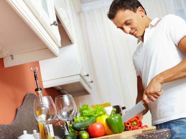 Cozinhar morando sozinho pode ser um prazer mas também um pesadelo / Fotos: Shutterstock/Divulgação