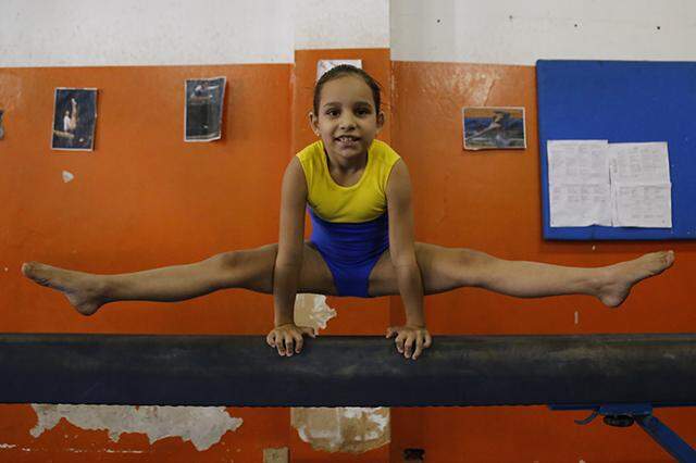 Juliana, 8 anos, executando esquadro afastado na trave (Luis Alberto)