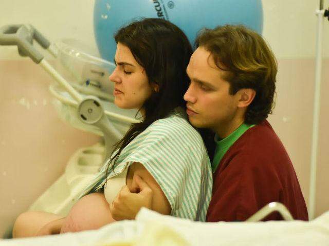 Laís e Alexander concentrados antes do parto / Fotos: Larissa Pulchério