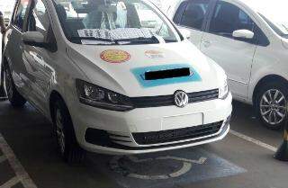 Carro de empresa em uma vaga para deficiente (Via WhatsApp)