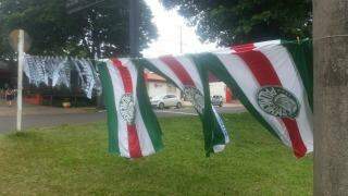 Nas ruas, bandeiras e camisas são vendidas (Alexandro Barboza)