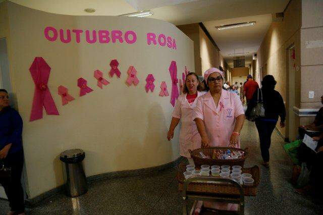 Voluntárias da Rede distribuindo chá no Hospital do Câncer. (Luiz Alberto, Midiamax)