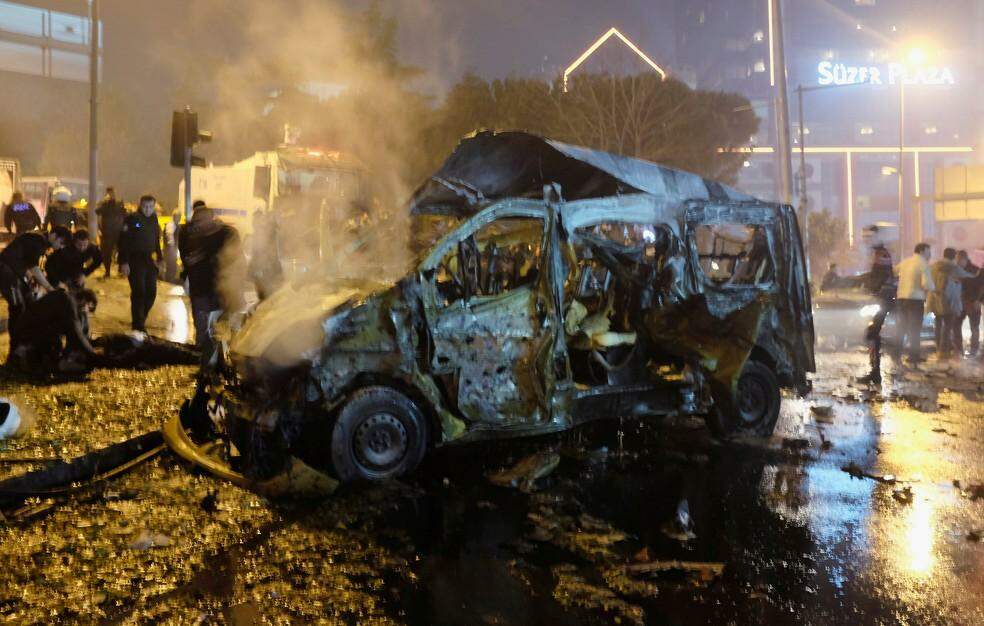 Veículo danificado é visto após explosão em Istambul, Turquia (Murad Sezer/Reuters)