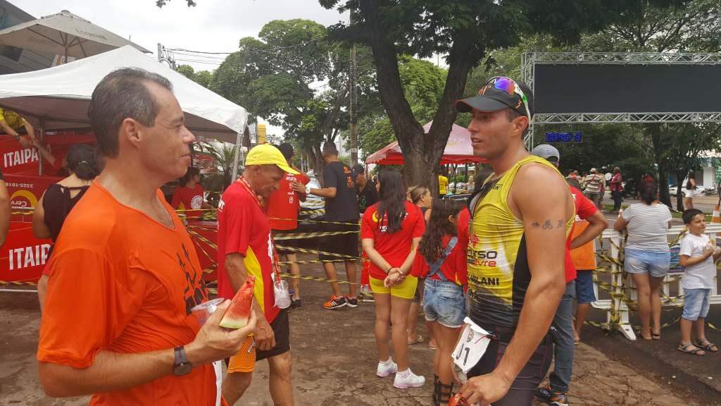 Os corredores geralmente são amigos que motivam um ao outro entre as provas