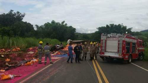 Acidente entre carro e carreta mata quatro sul-mato-grossenses em Goiás