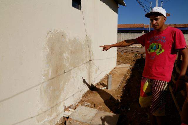 Vazamento em uma das casas recém inauguradas (Luiz Alberto)