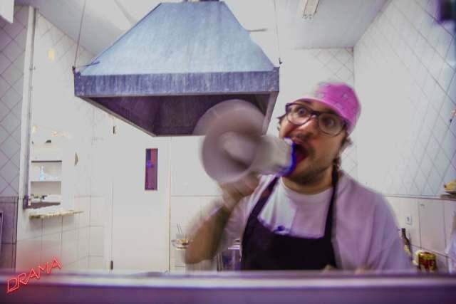 Olha o Mamão comandando a cozinha do Drama Bar (Foto - Fabio Maurício/Vaca Azul/Drama Bar/Divulgação))
