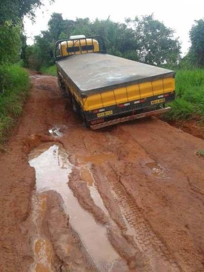 Estrada também dificulta o trânsito (divulgação)