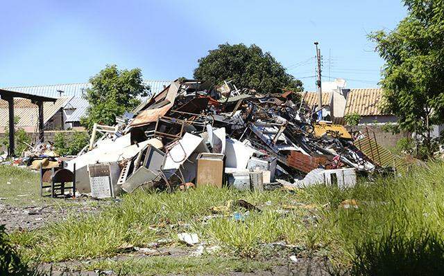 Materiais que tinham sido negociados; antes, etiquetas dos móveis foram retiradas