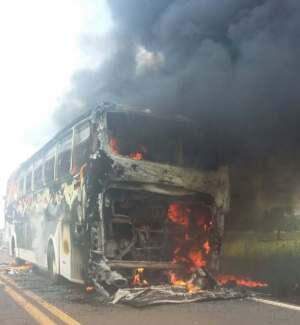 Incêndio em ônibus assusta passageiros na BR-060