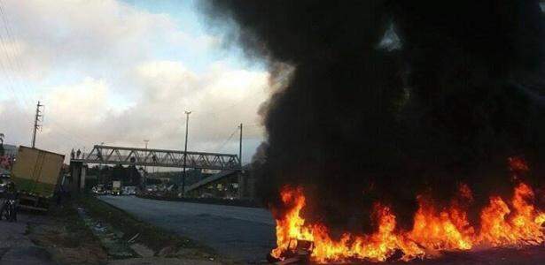 Manifestantes atearam fogo em pneus, bloqueando a rodovia Régis Bittencourt no sentido São Paulo (Divulgação/MST)