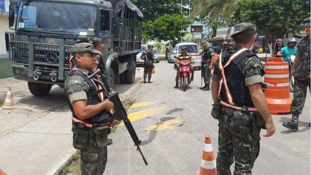 Durante três dias, a BBC Brasil presenciou policiamento na fronteira apenas uma vez, numa demonstração do Exército (FELIPE SOUZA/ BBC BRASIL) 