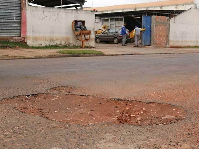 Sem receber, funcionários 'são dispensados' e param tapa-buraco na Capital