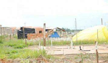 Moradores do local ocupam construções abandonadas e barracos (Luiz Alberto)