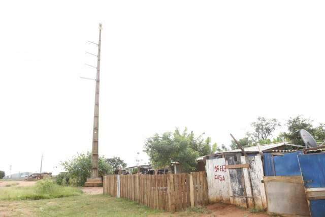 A rede de energia ameaça os moradores do local (Luiz Alberto)