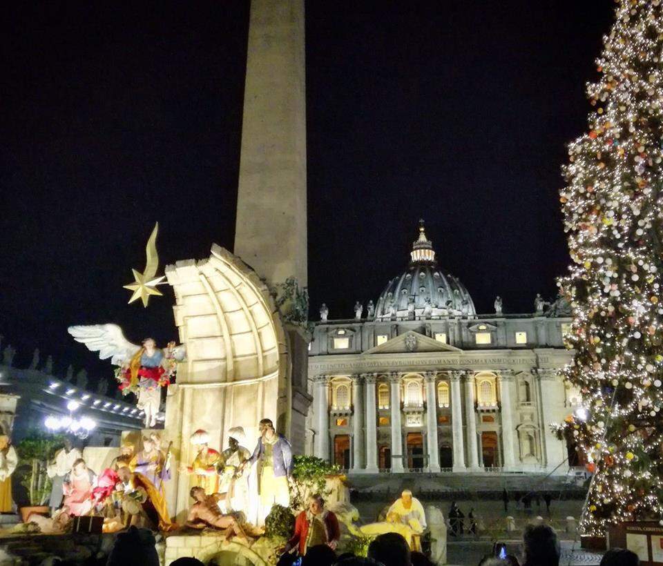 Após celebrar a Missa do Galo, Papa Francisco caminha com o Menino Jesus nos braços