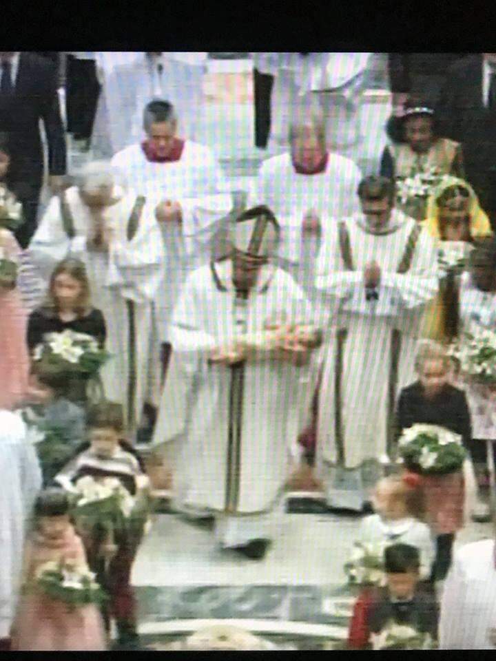 Após celebrar a Missa do Galo, Papa Francisco caminha com o Menino Jesus nos braços