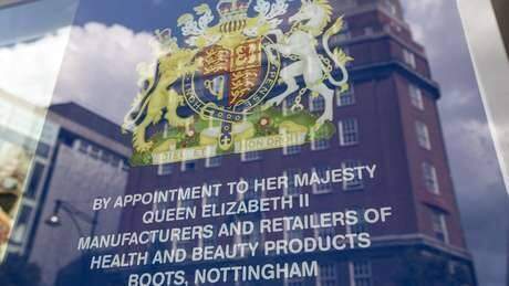 Fornecedora de lingerie da rainha Elizabeth II perde chancela real