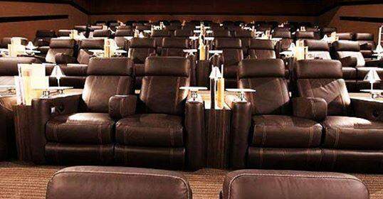 No escurinho do Cinema. Um cinema feito para casais.