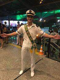 Policial militar, Mister Brasil arranca suspiros no Sambódromo do Anhembi