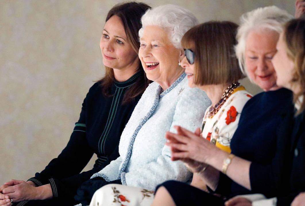 Rainha Elizabeth II assiste desfile na London Fashion Week