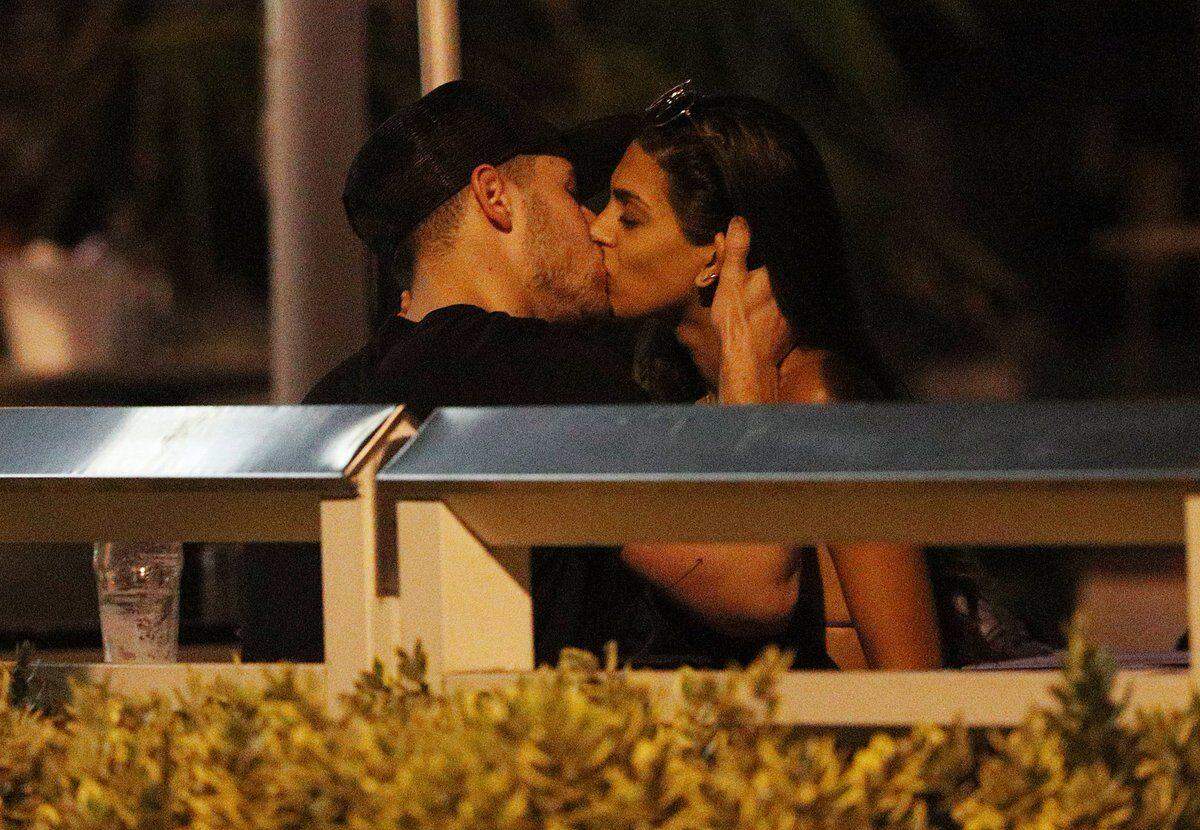 Parece até filme, Nick Jonas beija morena após queda de bicicleta