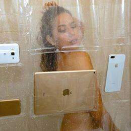 Cortina permite usar smartphone e tablet no banho