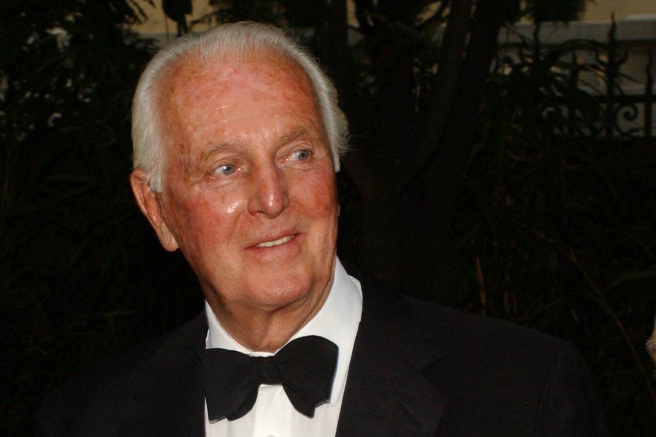 Morre o estilista Hubert de Givenchy, aos 91 anos.