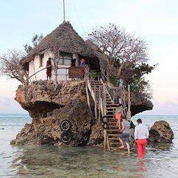 Restaurante construído sobre uma pedra é atração na Tânzania