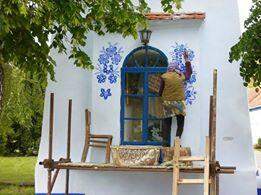 A nonagenária Anežka Kašpárková  pinta casas de uma pequena vila na República Checa