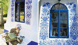 A nonagenária Anežka Kašpárková  pinta casas de uma pequena vila na República Checa