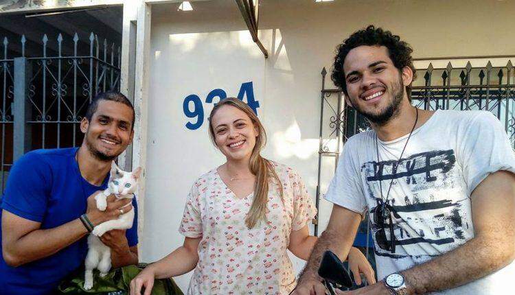 Marcelo e Lizandro com a dra. Amarantha que assinou o documento que permite a saída de Névoa do Brasil. (Foto: Reprodução/Facebook)
