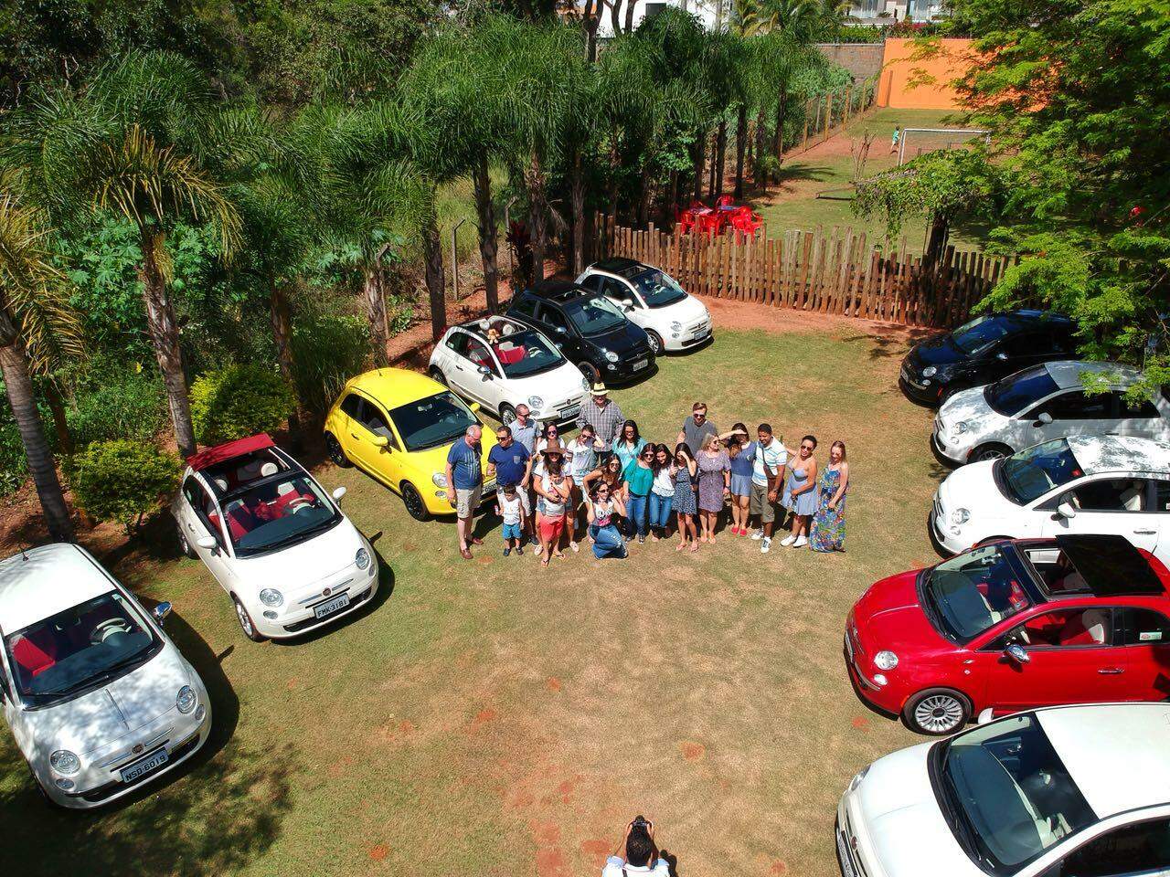 Proprietários de carros estreiam clube de fãs com carreata e ação social