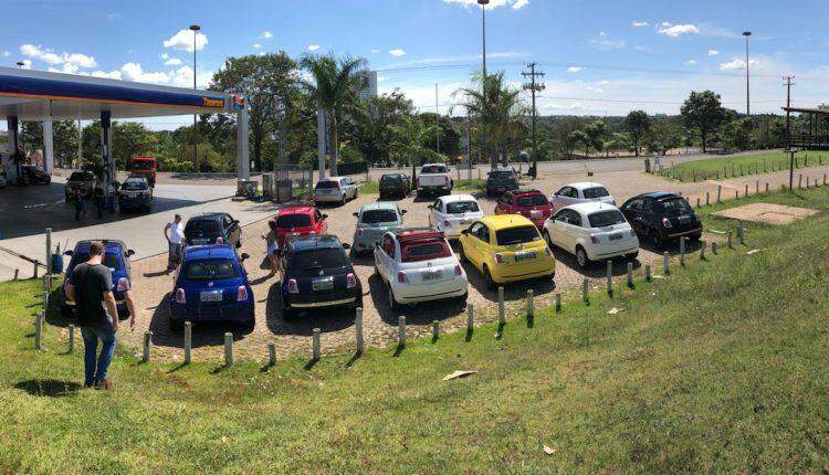 Fãs do Fiat 500 vendem espetinhos para ajudar entidade de Campo Grande