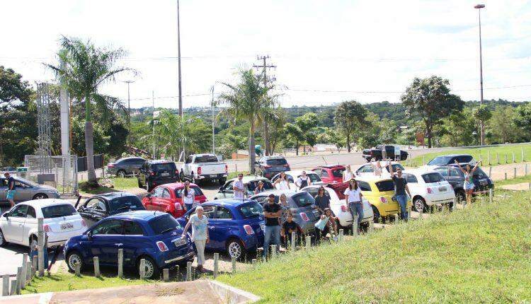 Fãs do Fiat 500 vendem espetinhos para ajudar entidade de Campo Grande