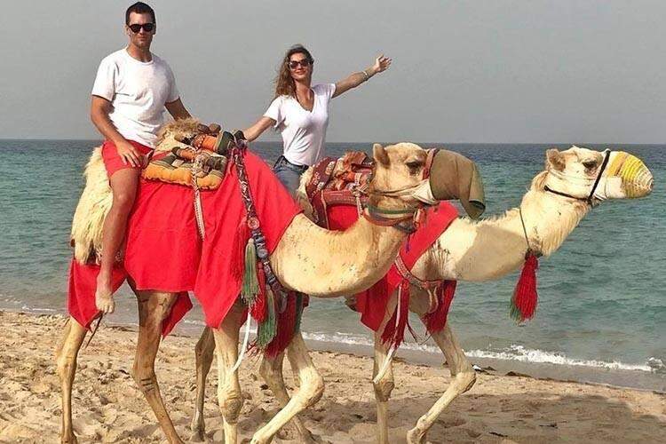 Gisele Bündchen é criticada ao postar foto em passeio de camelo no Qatar