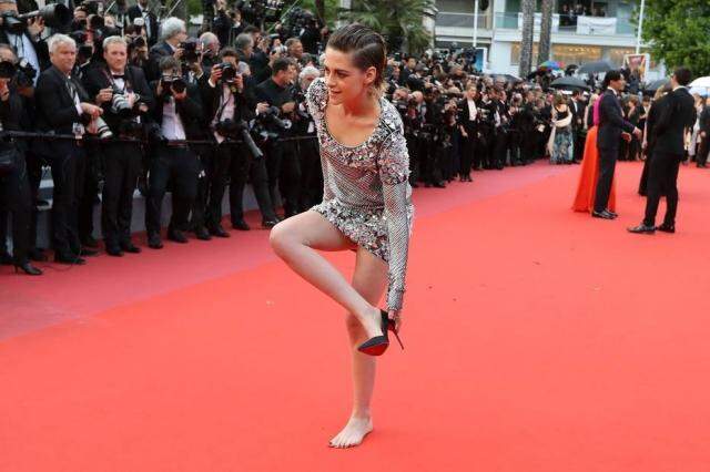 Em Cannes, Kristen Stewart tira sapatos no meio do tapete vermelho