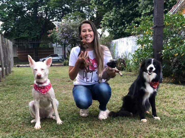 Renata e os quatro cães. (Foto: Arquivo pessoal)