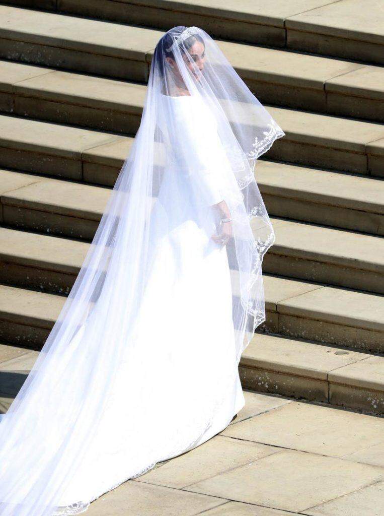 A noiva Meghan Markle estava chic e minimalista de Givenchy.