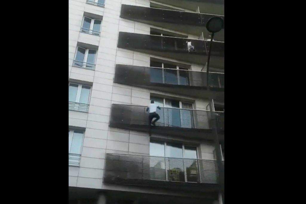 Refugiado resgata menino pendurado em 4º andar de prédio e ganha cidadania francesa